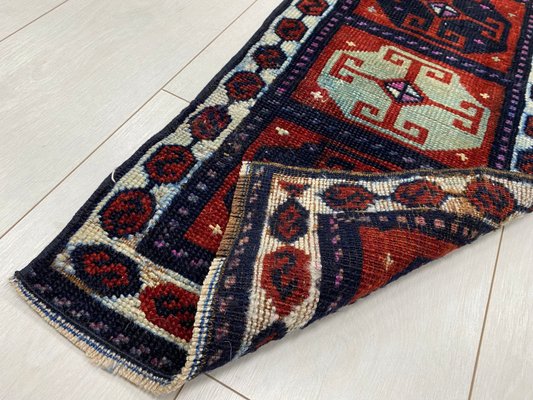 https://cdn20.pamono.com/p/g/1/5/1589679_1n82n4zake/small-wool-bathroom-rug-with-moroccan-decor-5.jpg