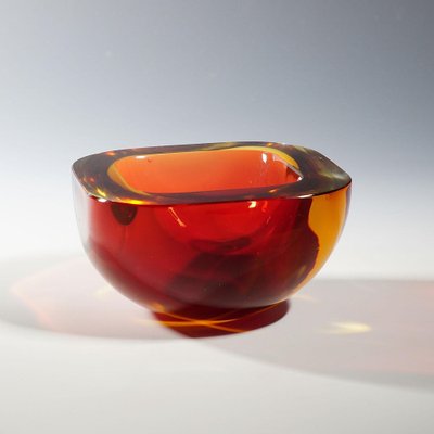 https://cdn20.pamono.com/p/g/1/5/1590456_n35khjkd5c/large-murano-art-glass-bowl-from-seguso-arte-1950s-2.jpg