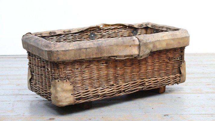 Cesta para pan francesa antigua grande de mimbre, 1900 en venta en Pamono