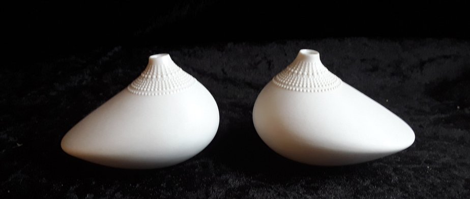 Vintage Blumenvasen aus weißem Bisquitporzellan von Tapio Workkala für Rosenthal, 1970er, 2er Set bei Pamono kaufen