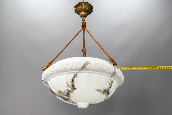 Lámpara francesa Art Déco de vidrio blanco y latón marmolado, años 50 en en Pamono