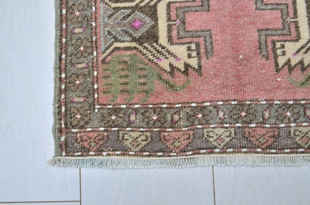 https://cdn20.pamono.com/p/g/1/5/1595740_za8zl7wzc0/turkish-pink-decor-floor-modern-bathroom-rug-3.jpg