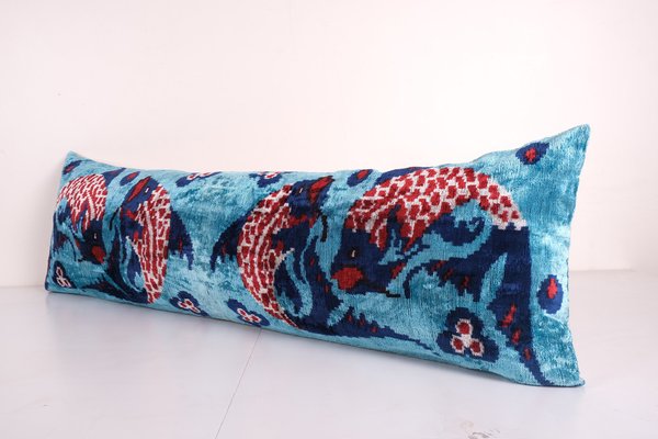 Almohada larga Suzani bordada con estampado de peces, década de 2010 en  venta en Pamono
