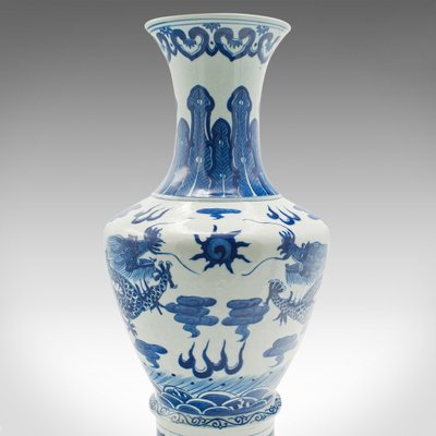 Große chinesische Vintage Keramik Vase in Weiß & Blau, 1940er bei Pamono kaufen