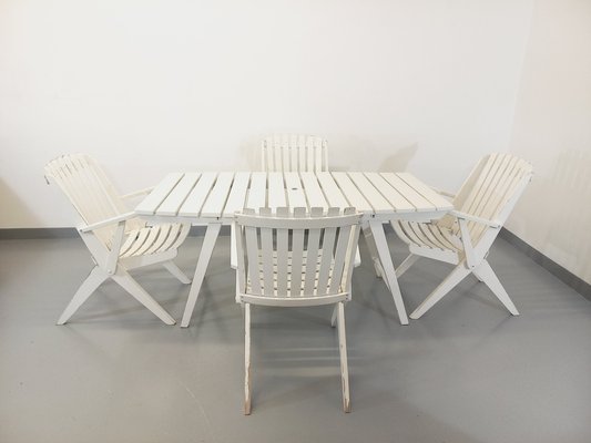 Tavolo da giardino vintage e poltrone in legno bianco, anni '60, set di 5  in vendita su Pamono