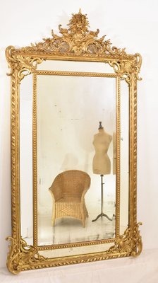 Specchio grande in oro con volute, fiori e cornice in foglia d'oro, fine  XIX secolo