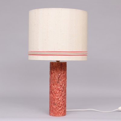 Lampe aus gemeißeltem und strukturiertem Rosa Marmor, Italien, 1950er bei Pamono kaufen