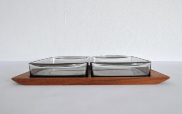 https://cdn20.pamono.com/p/g/1/6/1609569_jk7lz8v2p4/modern-danish-teak-serving-tray-with-glass-bowls-by-wiggers-denmark-1960s-set-of-3-4.jpg
