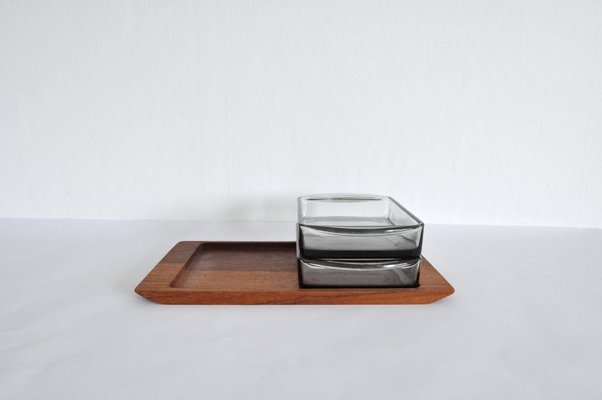 https://cdn20.pamono.com/p/g/1/6/1609569_ubiaxv68yq/modern-danish-teak-serving-tray-with-glass-bowls-by-wiggers-denmark-1960s-set-of-3-7.jpg