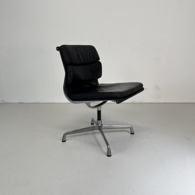 Soft Pad Aluminium Group Chair in Black by Charles & Ray Eames / Eero Saarinen for Miller, 1960s sale at Pamono