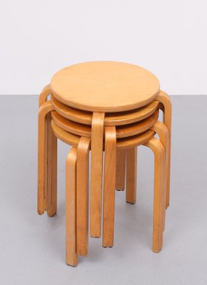 Taburetes apilables Frosta vintage de madera curvada de Alvar Aalto para  Ikea, años 90. Juego de 4 en venta en Pamono