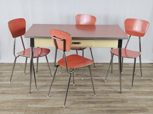 Set da pranzo con tavolo e 4 sedie in formic rossa, Italia, anni '70, set  di 5 in vendita su Pamono