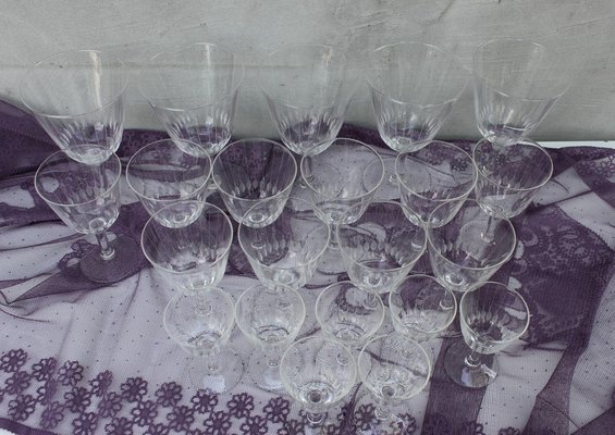 https://cdn20.pamono.com/p/g/1/6/1620006_2r5idkrhq8/art-deco-style-crystal-glass-water-wine-and-liquor-glasses-1960s-set-of-22-2.jpg