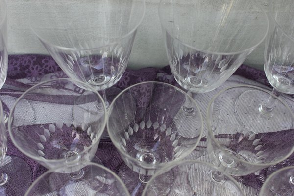 https://cdn20.pamono.com/p/g/1/6/1620006_uw04lk1ddy/art-deco-style-crystal-glass-water-wine-and-liquor-glasses-1960s-set-of-22-4.jpg