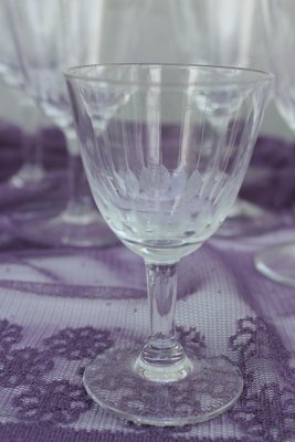 https://cdn20.pamono.com/p/g/1/6/1620006_yvrq2hw5n0/art-deco-style-crystal-glass-water-wine-and-liquor-glasses-1960s-set-of-22-1.jpg