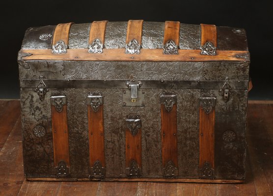 Curved trunks : R1887 Metal coated steamer trunk