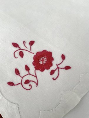 https://cdn20.pamono.com/p/g/1/6/1628169_1kpvee03rc/antique-french-art-nouveau-white-linen-napkins-1900-set-of-14-7.jpg