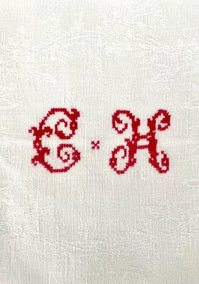 https://cdn20.pamono.com/p/g/1/6/1628189_u4g1wtqf1s/antique-french-monogrammed-embroidered-tablecloth-and-napkins-1900-set-of-13-11.jpg
