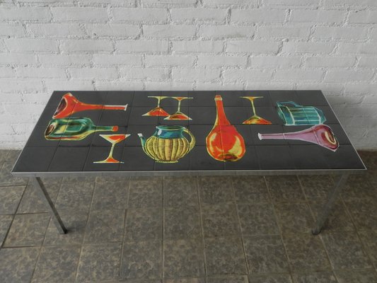 mesa vintage con azulejos decorativos