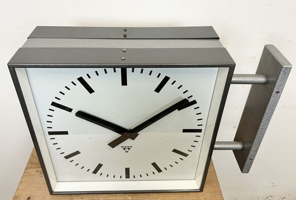 Reloj de pared de fabrica industrial grande cuadrado de doble cara de Pragotron anos 70 en venta en Pamono