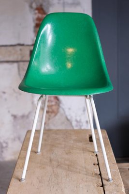 Herman Miller ヴィンテージ ファイバー　グリーン 割れエンボス ② Vintage Green Chairs DSX -H Base by Charles and Ray Eames for