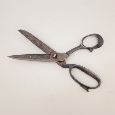 https://cdn20.pamono.com/p/g/1/6/1639381_rcf4e72ixm/antique-scissor-in-iron-1930-4.jpg