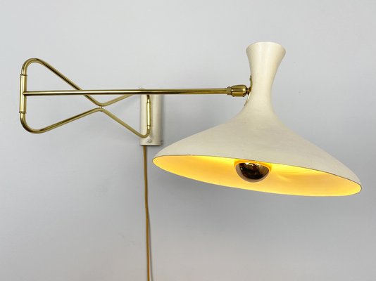 Lampada da parete con braccio girevole e paralume bianco crema di Cosack,  Germania, anni '50 in vendita su Pamono