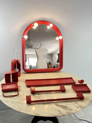 Accessori da bagno vintage con specchio e plastica rossa, Italia, anni '70,  set di 9 in vendita su Pamono