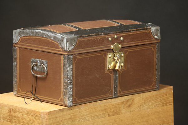 Ancienne Malle Bombée Pour Poupée - Coffre à Bijoux - Façon Coffre De Pirate - Bois, Fer, Laiton