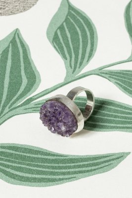 Anello di ametista grezza sale