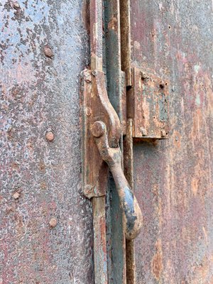 Cerrar una puerta de hierro con cerrojo Stock Photo