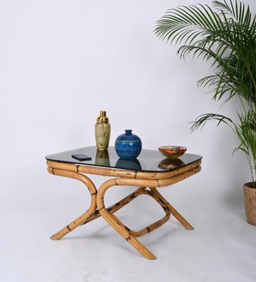 Tavolino da caffè in bambù e vimini con ripiano in vetro fumé di