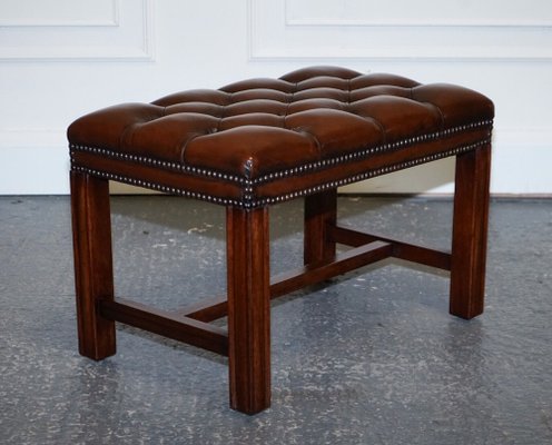 https://cdn20.pamono.com/p/g/1/6/1648445_w8dikzw61f/vintage-chesterfield-hand-dyed-brown-leather-tuffed-footstool-3.jpg