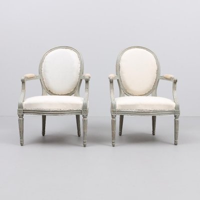 Paar, Gustavianische Weiß Lackierte Sessel, Schweden, Pamono kaufen bei 2er Set 1780-1790