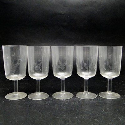 https://cdn20.pamono.com/p/g/1/6/1654117_w7htwo1cbg/art-deco-polish-champagne-glasses-1950s-set-of-5-5.jpg
