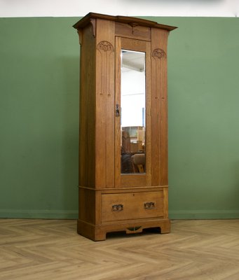 Antiker Arts and Crafts Garderobenschrank aus Eiche, 1900er bei Pamono  kaufen