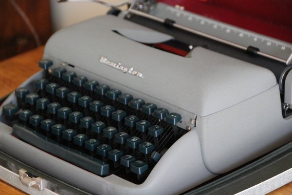 Typewriter with Travel Case from Remington, 1970s for sale at Pamono Typewriter with Travel Case from Remington, 1970s for sale at Pamono