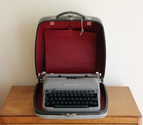 Remington Portable タイプライター ケース付き Typewriter with Travel Case from Remington, 1970s for sale at Pamono