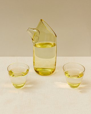 https://cdn20.pamono.com/p/g/1/6/1659722_yle1wr6kyd/mid-century-modern-lemon-yellow-water-pitcher-and-glasses-1960s-set-of-3-4.jpg