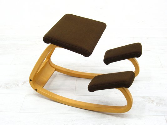 https://cdn20.pamono.com/p/g/1/6/1663443_snxlgebgcr/ergonomic-kneeling-desk-chair-by-peter-opsvik-for-stokke-1980s-7.jpg
