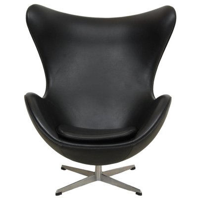 https://cdn20.pamono.com/p/g/1/6/1665827_e4px2ohyyc/egg-chair-in-black-leather-by-arne-jacobsen-for-fritz-hansen-1960s-1.jpg