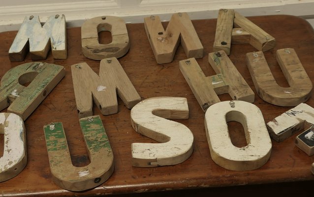 Letras de arte popular pequeñas de madera, años 60. Juego de 13 en venta en  Pamono