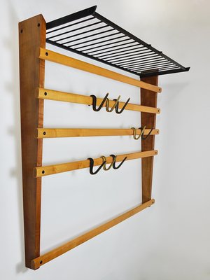 Attaccapanni con cappelliera in ottone, noce e faggio attribuito a