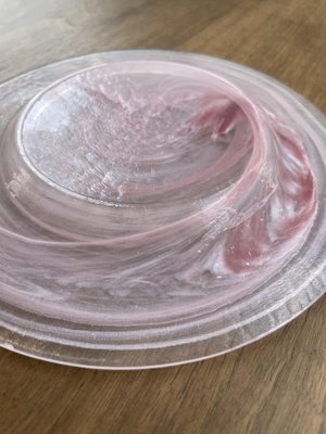 Piatti rosa in vetro soffiato, anni '60, set di 12 in vendita su Pamono