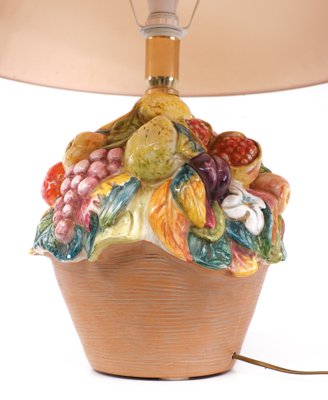 Lampada da tavolo Cesto di frutta in ceramica Capodimonte, Italia, 1986 in  vendita su Pamono