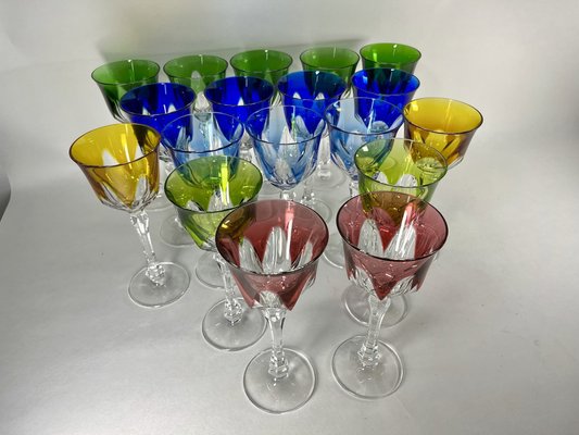 Vintage Roemer Farbige Kristallgläser, Frankreich, 1970er, 18 Set bei Pamono kaufen