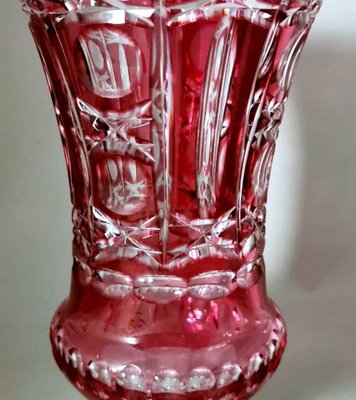Böhmische geschliffene und geschliffene rote Kristallvase im Biedermeier-Stil bei Pamono kaufen