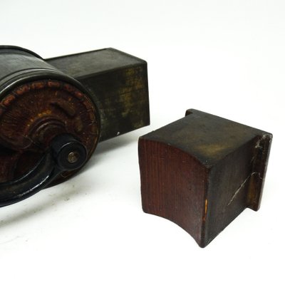 https://cdn20.pamono.com/p/g/1/6/1675939_w3rp0levr6/art-nouveau-nuts-grinder-germany-1900s-3.jpg