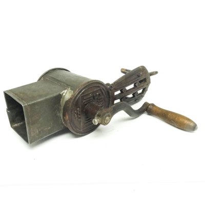 https://cdn20.pamono.com/p/g/1/6/1675941_h3c910smvr/art-nouveau-nuts-grinder-germany-1900s-1.jpg