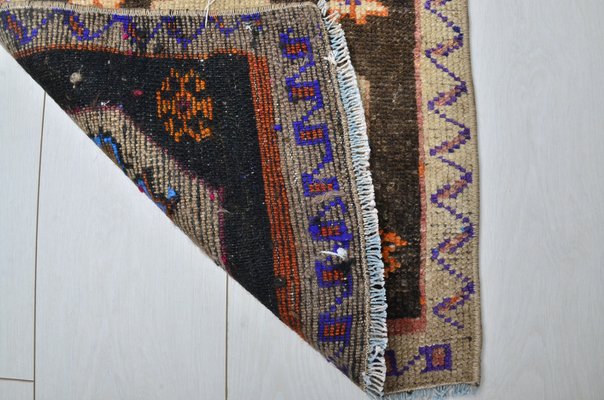 https://cdn20.pamono.com/p/g/1/6/1676393_82i9i2itw3/small-anatolian-wool-rug-1960s-2.jpg
